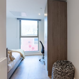 Gold En Suite - Image 5